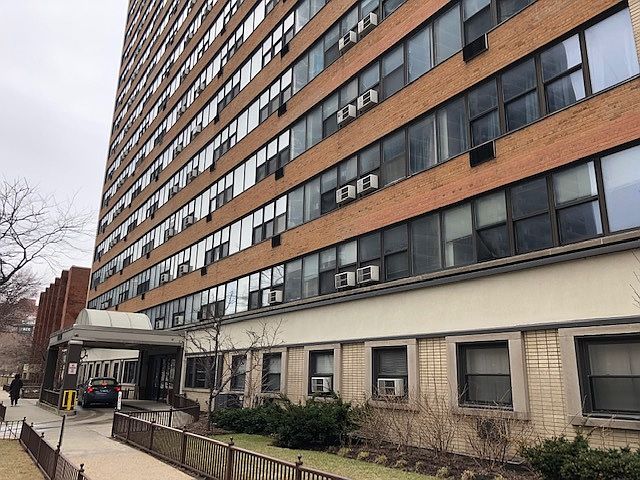 Older Chicago lakefront high-rise condominium building